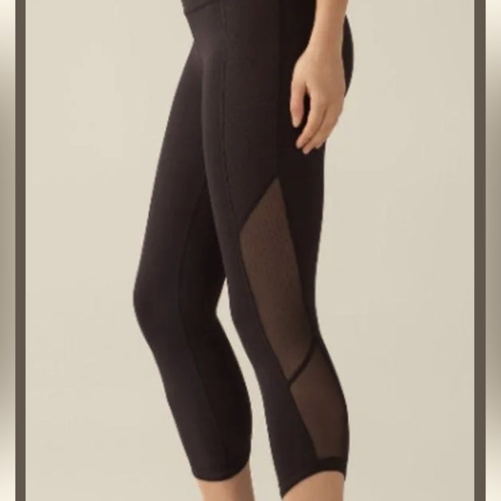 Lululemon women’s black body con crop legging size 2